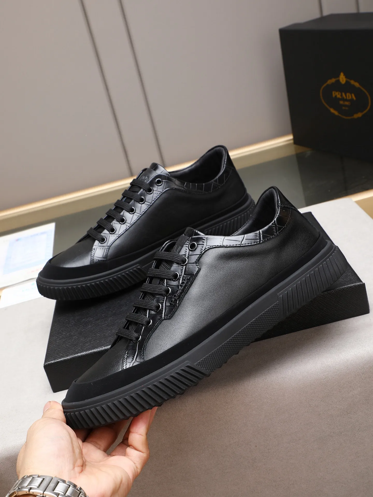 Men's shoes💰420💰 Brand: PRADA (Prada) Standard code: Men's code 38–44 (45 can be customized) Material: Original cowhide, breathable sheep lining Special outsole Style category: Men's fashionable casual sneakers Low-key luxury! Color: actual picture color